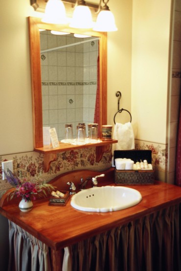 Siwash Lake Ranch - En-suite vanity
