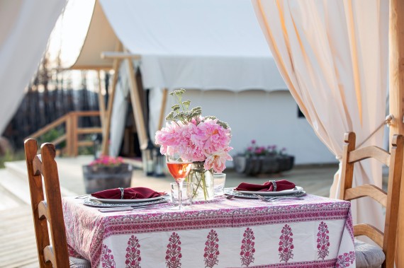 Open-air fine dining at Siwash lake luxury lodge and wilderness resort