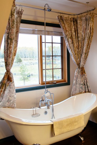 Claw foot tub in the main en-suite.